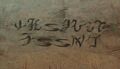 El "Nido del Fénix" escrito en Nuevo Krytense en la base de la torre.